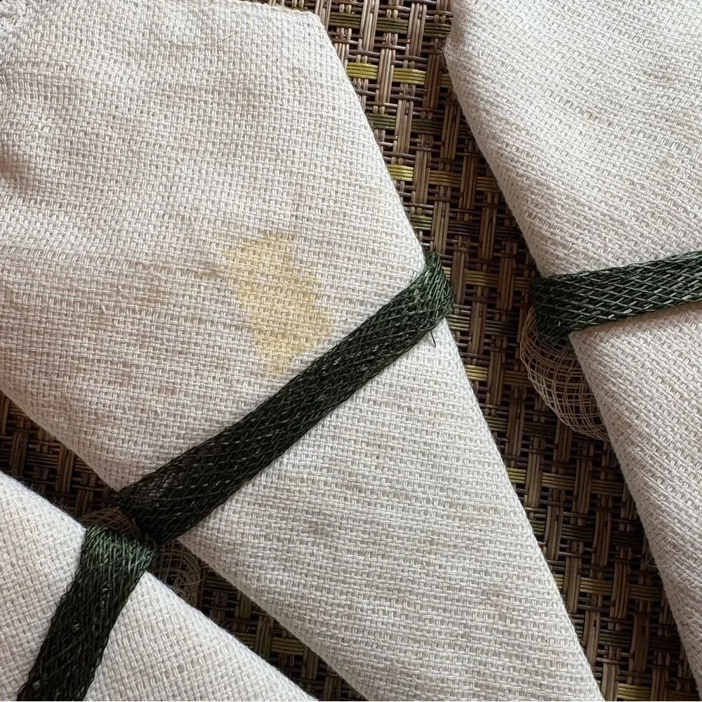 Set of 6 Cocktail Napkins with Removable Floral Napkin Rings + 1 Spare. Unused